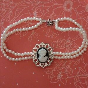 Faux Pearl Cameo Choker Necklace New!